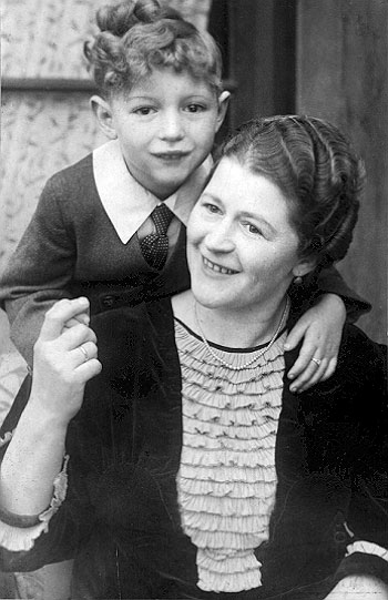 Abb. 1: Helmut J. Psotta mit seiner Mutter Rosa Grosz